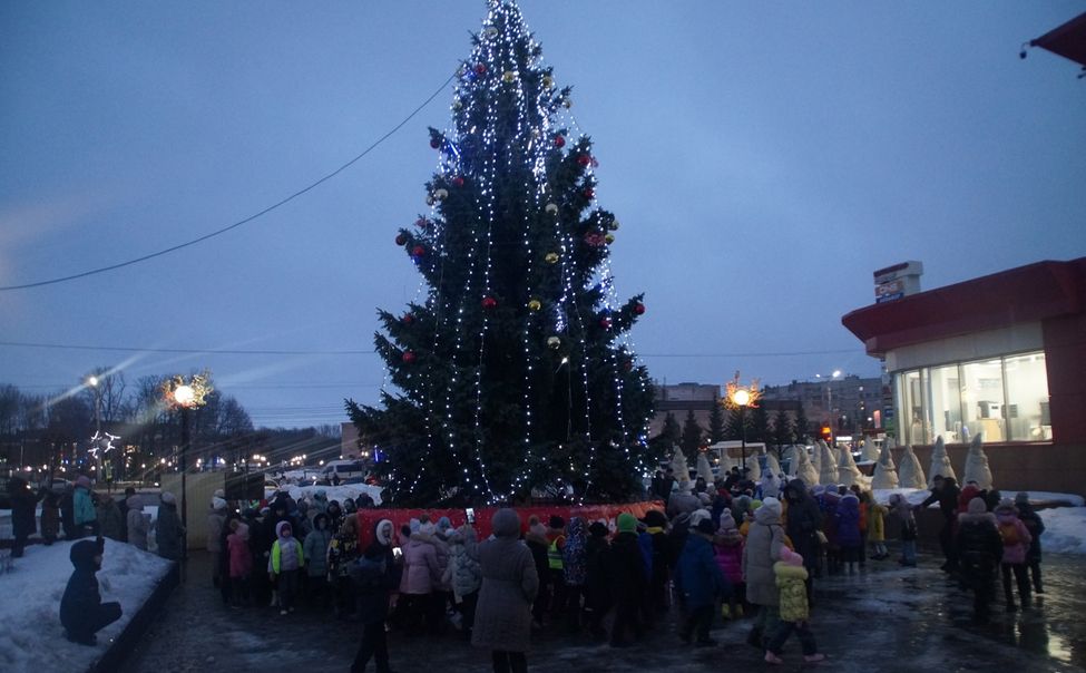 В Чебоксарах торжественно открыли главную новогоднюю ёлку Новоюжного района
