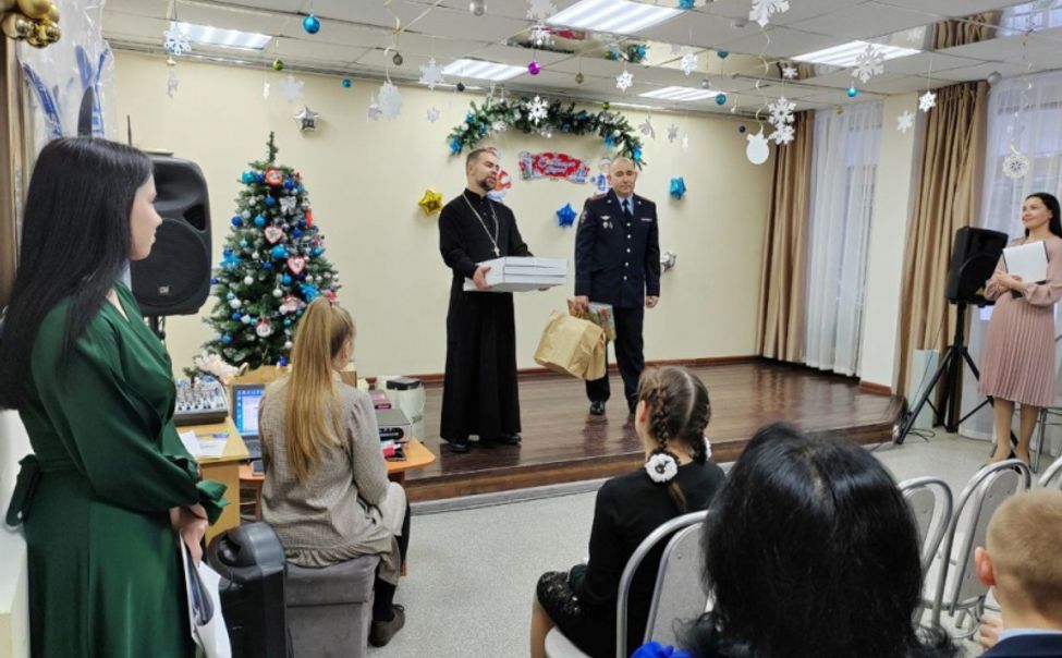 В Чебоксарах "Полицейский Дед Мороз" навестил детей-сирот