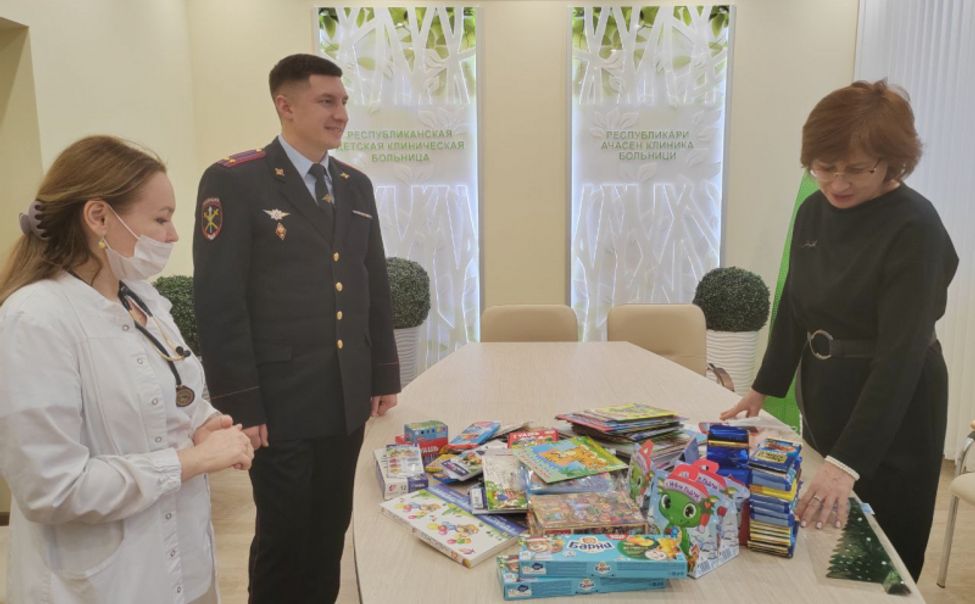 В Чебоксарах "Полицейский Дед Мороз" передал подарки маленьким пациентам клинической больницы