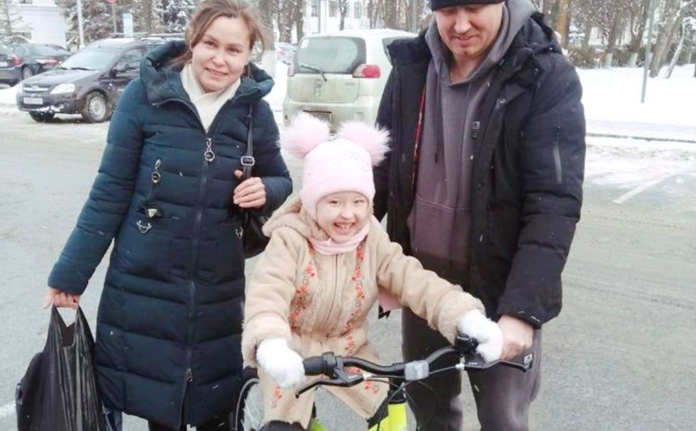 Маленькая Маша сразу обкатала подаренный министром финансов Чувашии велосипед
