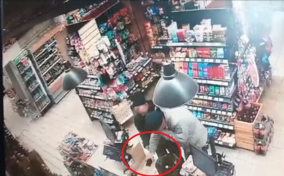 Житель Шумерли похитил телефон, забытый в магазине