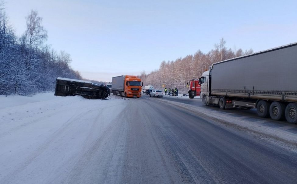 В Чувашии легковушка выехала на встречку и врезалась в грузовик