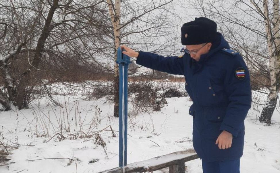 Прокуратура ускорила восстановление уличного водоснабжения в деревне Порецкого МО