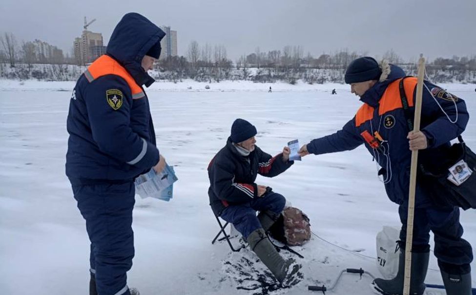 Чувашские спасатели напоминают об опасностях зимней рыбалки и ледовой переправы