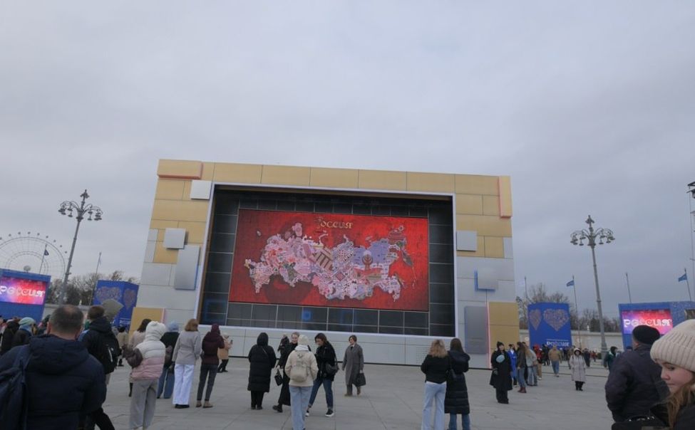 Гостям выставки "Россия" на ВДНХ сегодня покажут фильм о создании "Вышитой карты России"