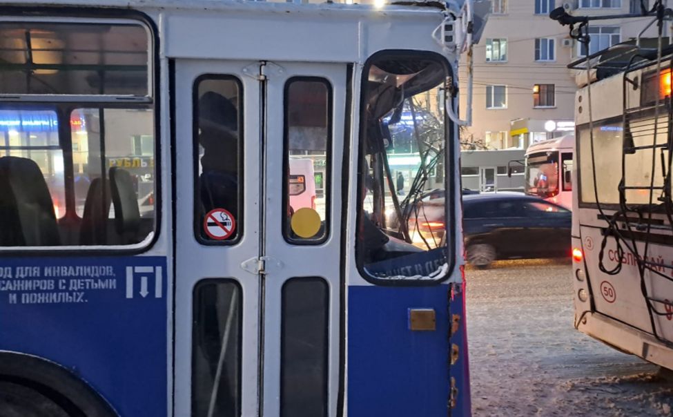 В утреннем ДТП с участием троллейбусов обошлось без серьезных травм