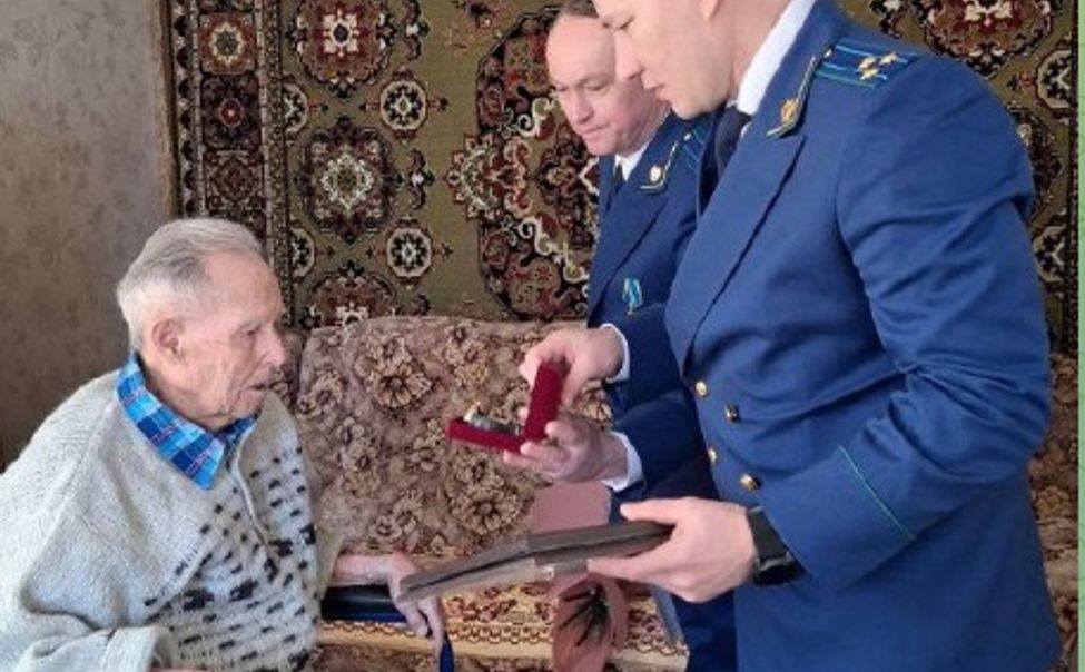 Глава Чувашии передал 100-летнему ветерану прокуратуры часы