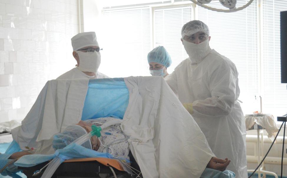 Новочебоксарские хирурги спасли пациентку с шестью ножевыми ранениями