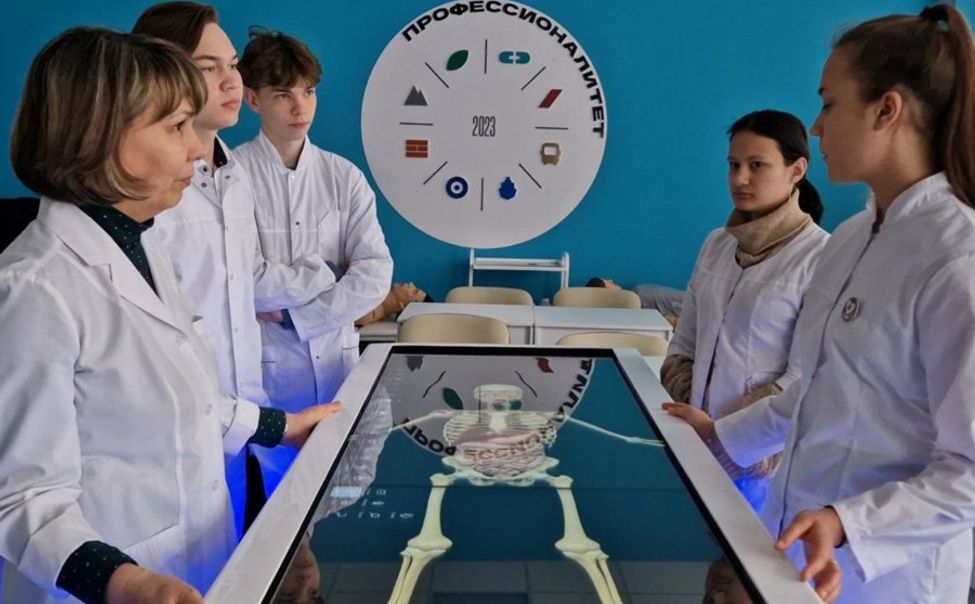 Студенты чебоксарского медколледжа изучают анатомию на 3D-симуляторе