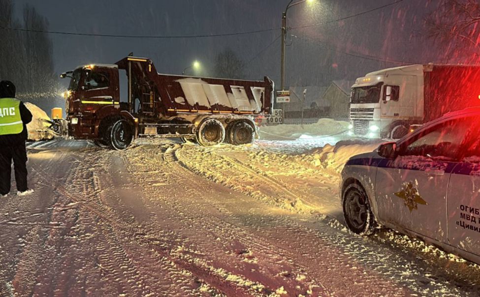 Сотрудники ГИБДД в Чувашии оказывают помощь водителям в сложных погодных условиях