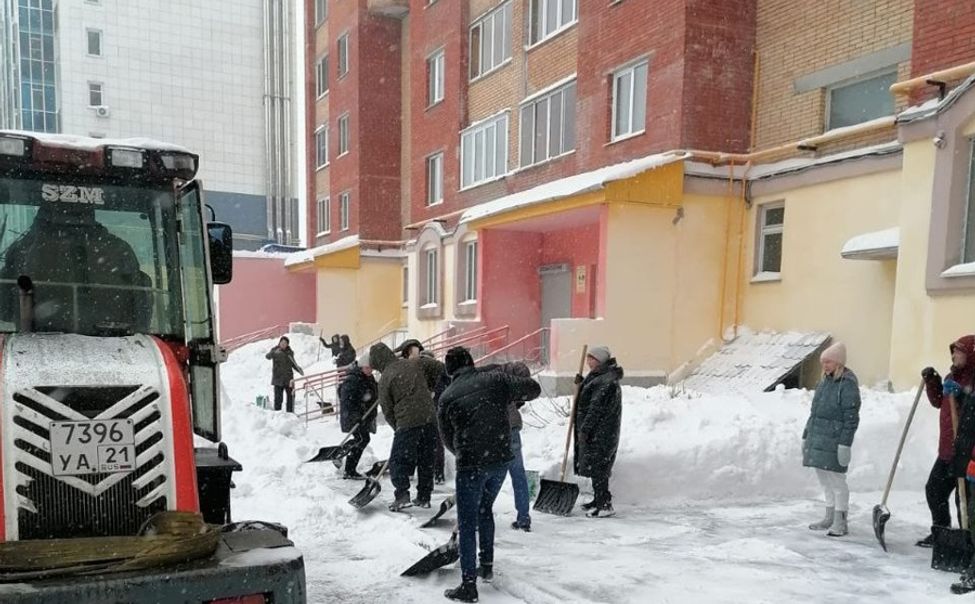 Новочебоксарцы помогают дворникам убирать снег