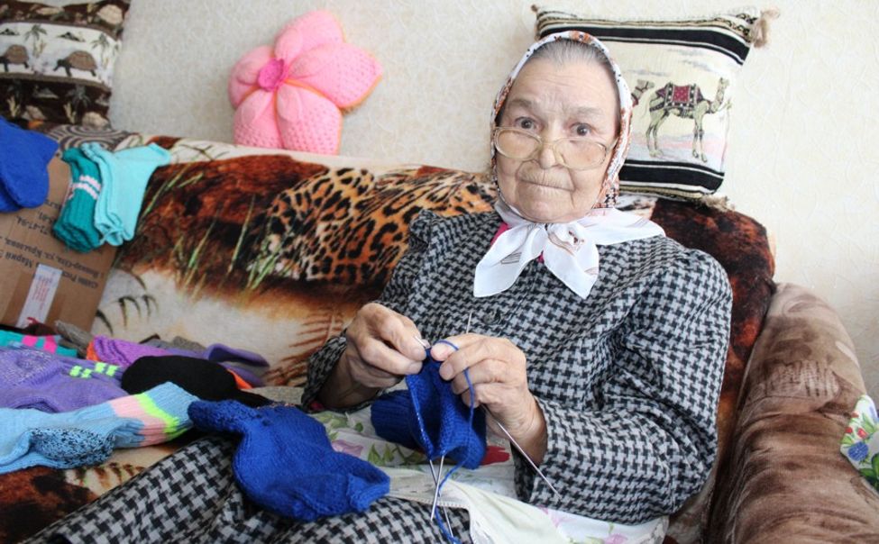 86-летняя пенсионерка из Чебоксар вяжет носки и варежки для участников СВО