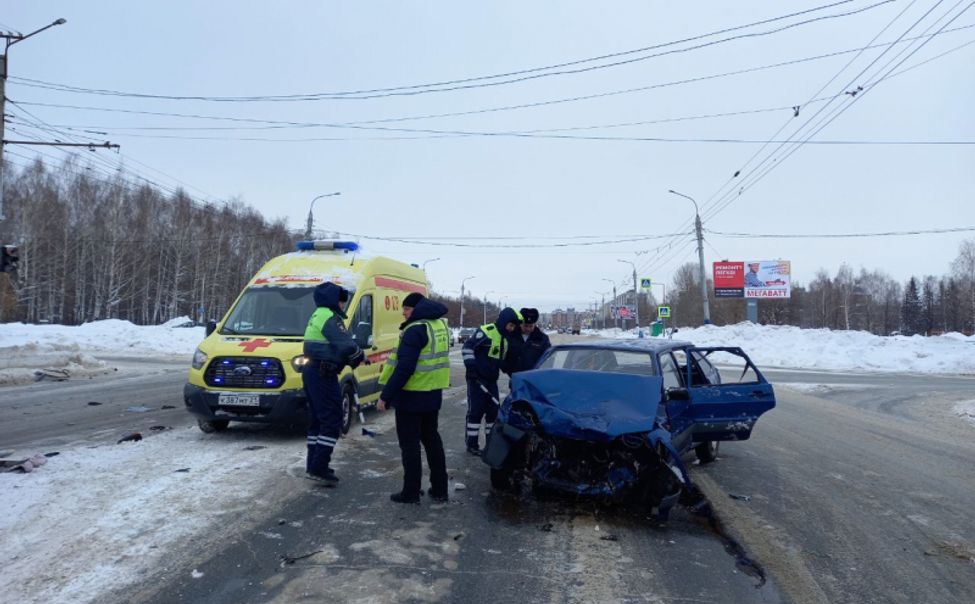В Новочебоксарске столкнулись 2 автомобиля