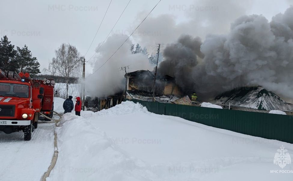 В подворье пенсионерки из Козловки сгорели дом и гараж вместе с автомобилем В подворье пенсионерки из Козловки сгорели дом и гараж вместе с автомобилем