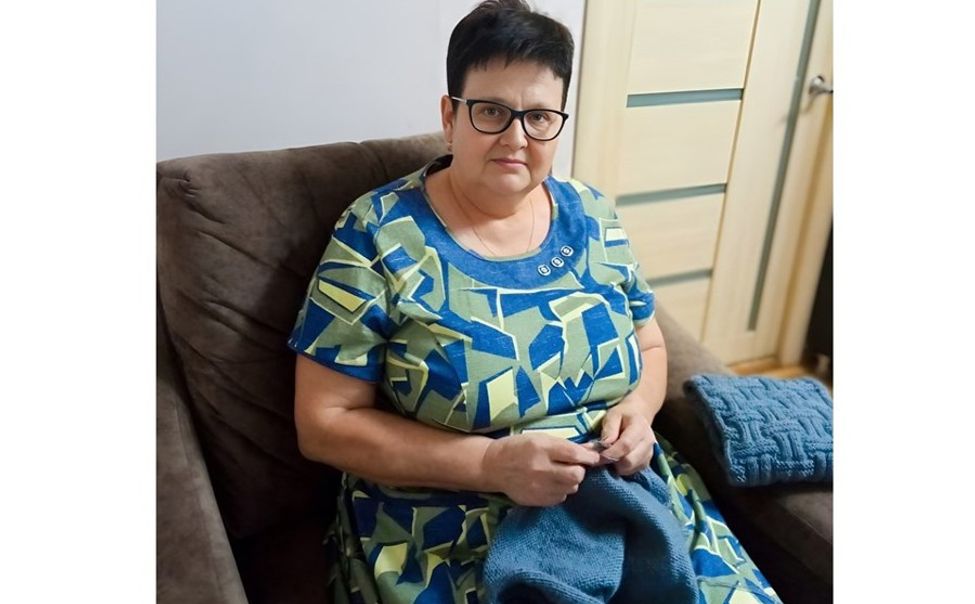 Пенсионерка из Алатыря вяжет шерстяные жилеты для бойцов СВО