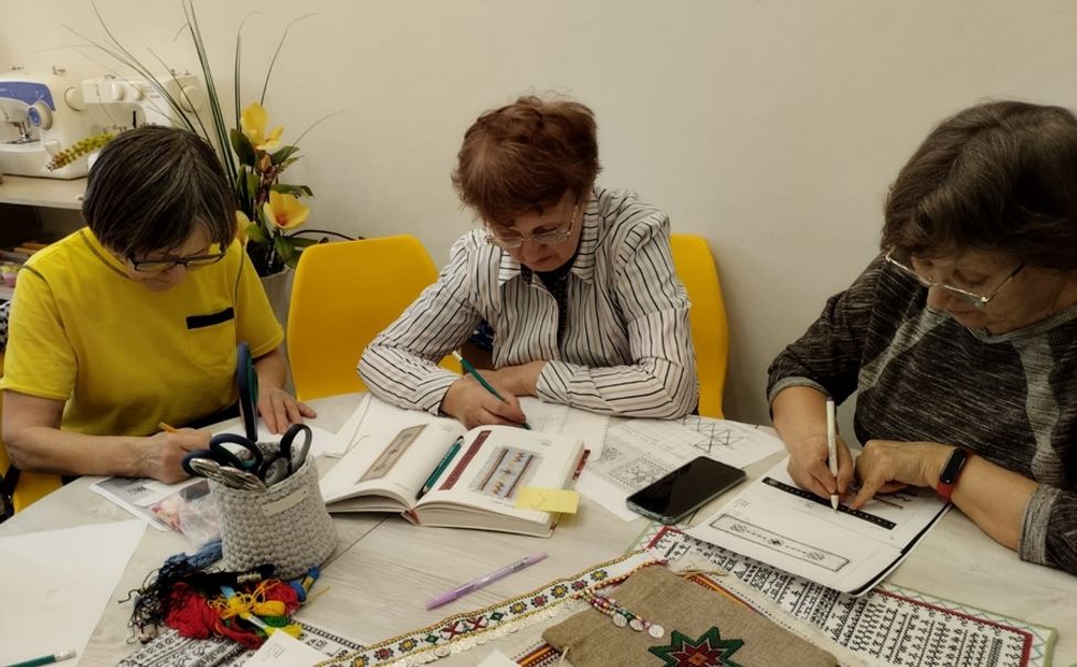 Новочебоксарские пенсионеры изготовили закладки для книг с чувашским орнаментом