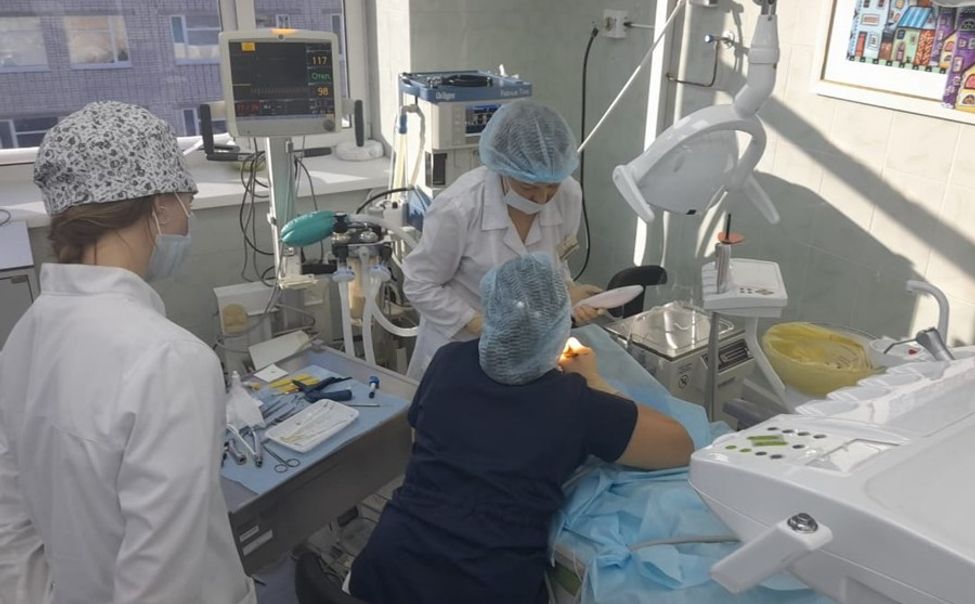 В Чебоксарах более 160 детям вылечили зубы в уникальной стоматологической операционной
