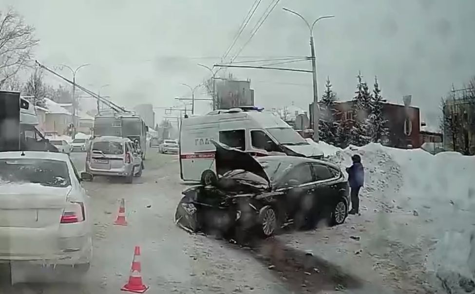 В Чебоксарах столкнулись машина "скорой" и легковушка