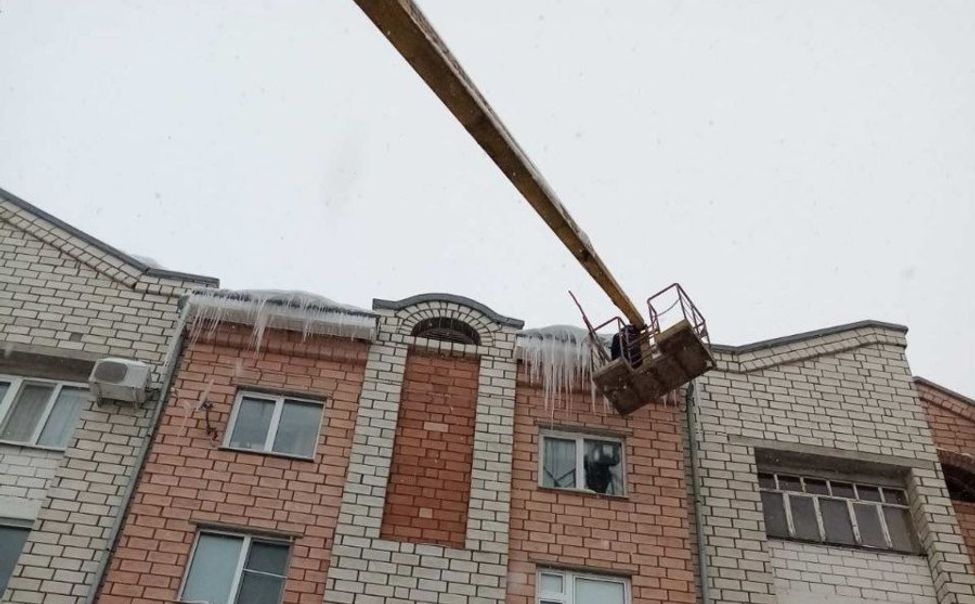 В Чебоксарах чистят крыши от снега и сосулек