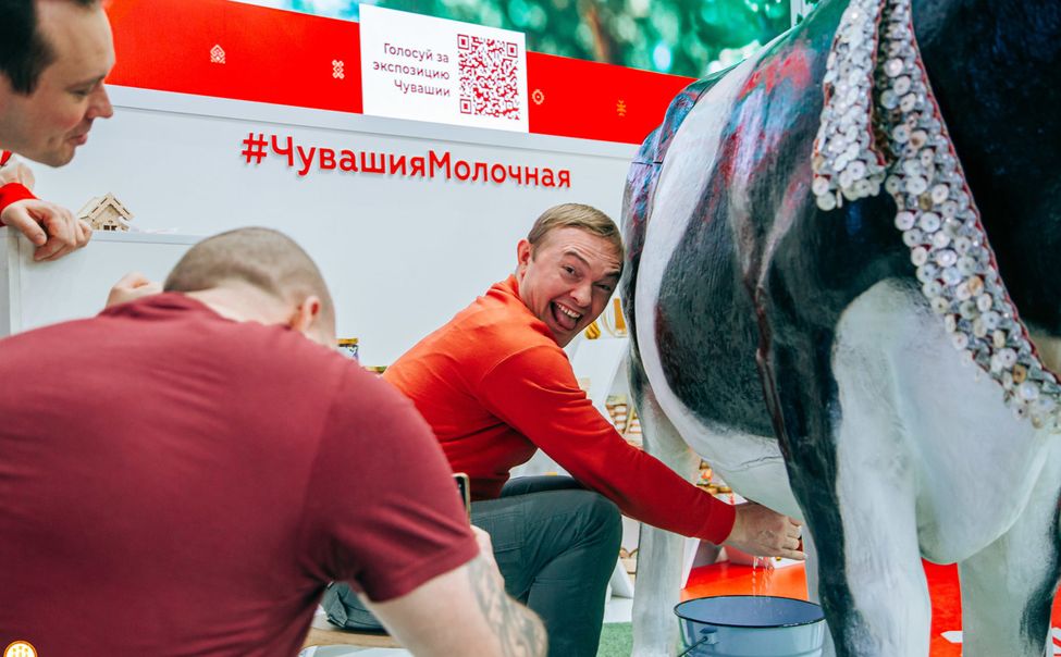 Посетители выставки "Россия" подоили чувашскую корову тысячу раз 