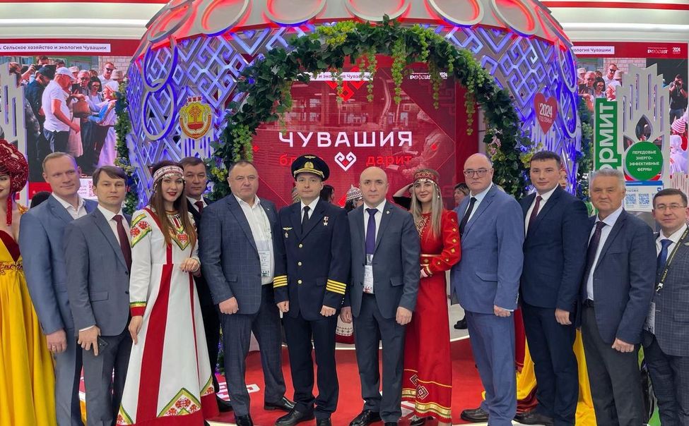 Какие люди: Герой России Дамир Юсупов посетил экспозицию Чувашии на ВДНХ