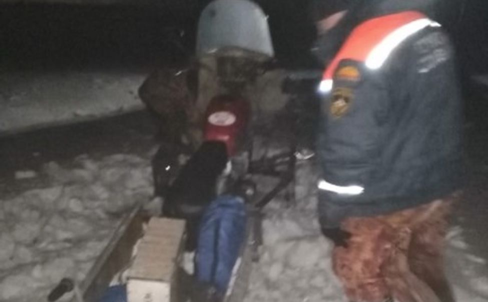 В Чувашии рыбак на снегоходе застрял на Волге