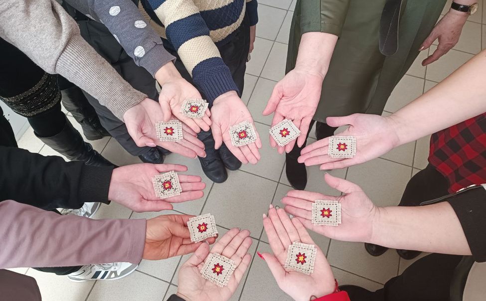 Новочебоксарске школьники вышивают чувашские обереги бойцам СВО