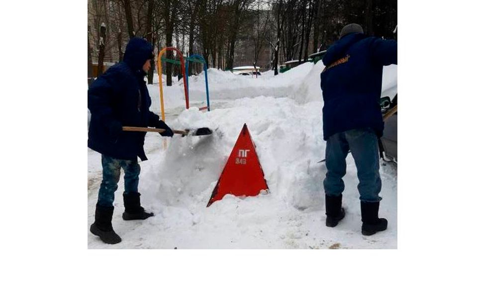 В Чебоксарах пожарные гидранты очищают от снега 