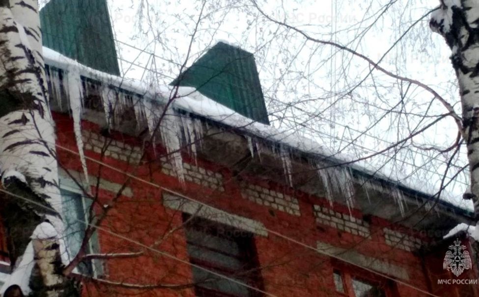 МЧС Чувашии предупреждает: берегитесь схода снега и наледи с крыш зданий
