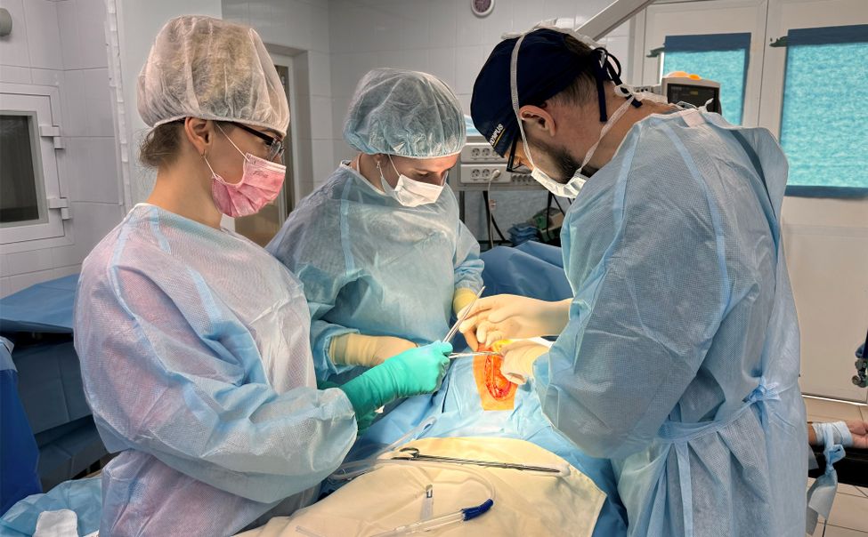 В Чувашии хирурги удалили женщине огромную опухоль с зубами и волосами