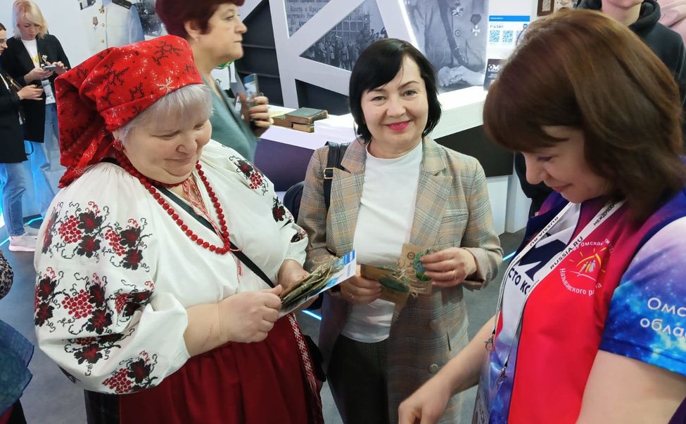Серебряные волонтеры Чувашии посетили выставку «Россия» 