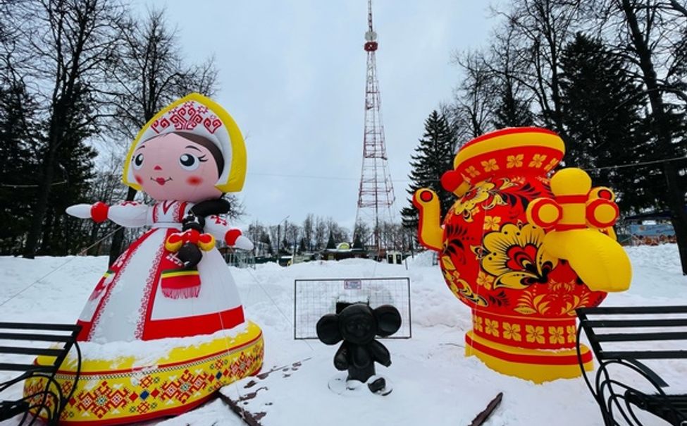 Гигантские маскоты приглашают на Широкую Масленицу в Парк Николаева 
