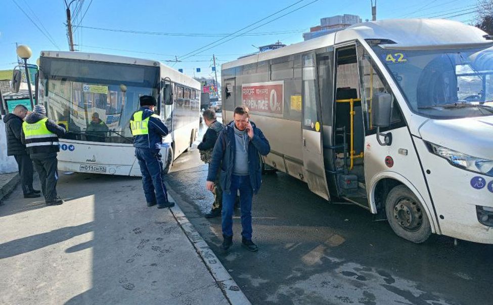 В Чебоксарах столкнулись два пассажирских автобуса