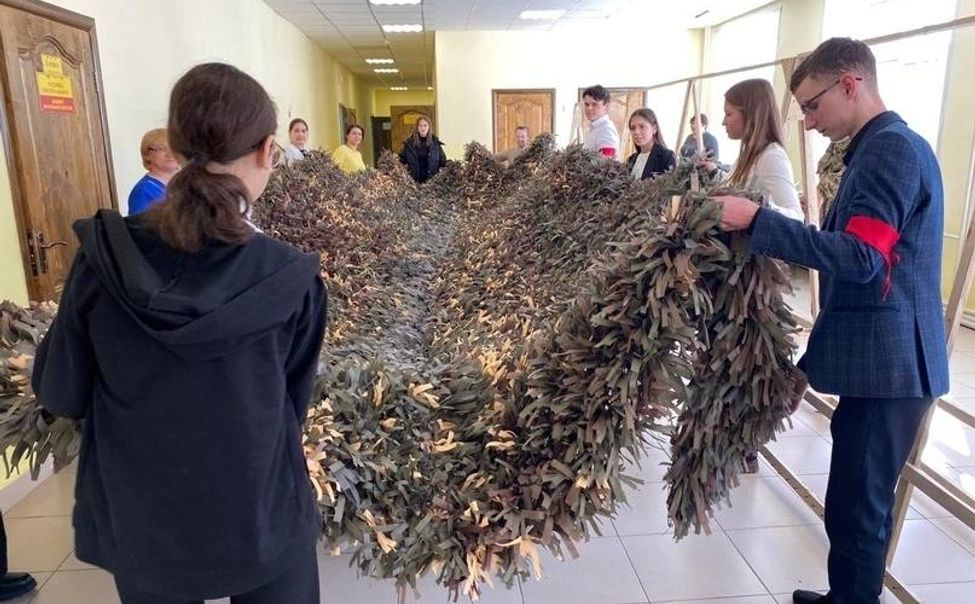 Чувашские школьники плетут маскировочные сети для бойцов СВО