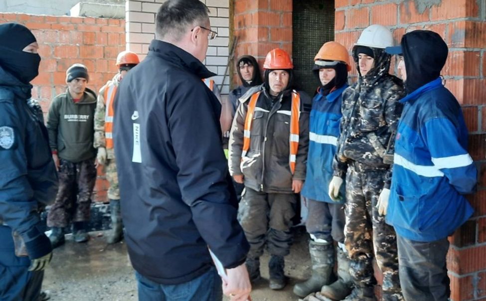 На стройке в Новочебоксарске полицейские полицейские поймали 11 мигрантов-нарушителей