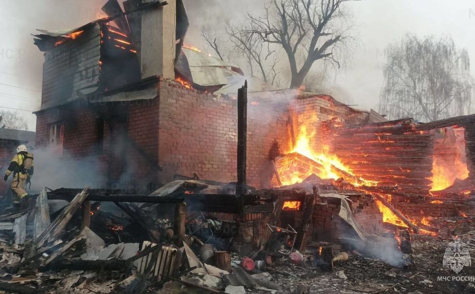 В Чебоксарском округе сгорел 2-этажный дом  
