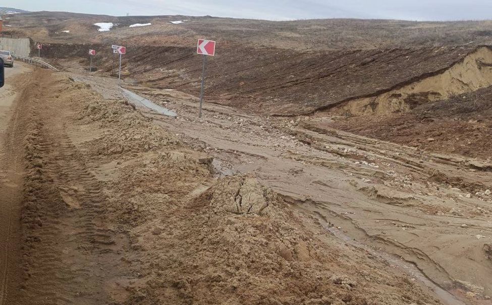 Из-за талых вод размыло участок автодороги "Аниш" в Янтикове