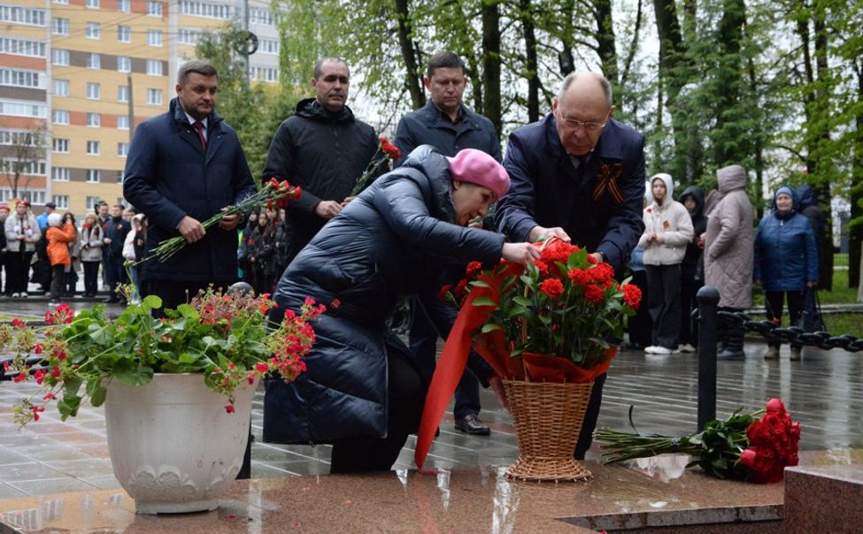 В Чебоксарах возложили цветы к Братской могиле воинов, умерших от ран в госпиталях