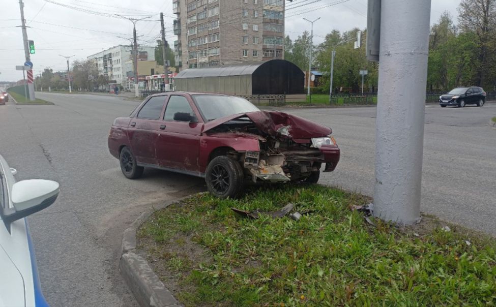 В Чебоксарах пьяный водитель врезался в столб 