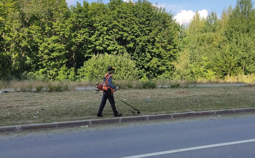 В Чебоксарах начался первый этап покоса травы