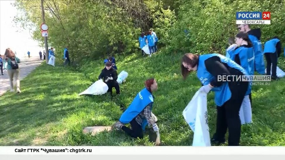 В Чебоксарах более 100 добровольцев убрали Казанскую набережную