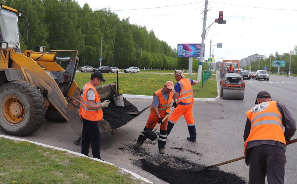 В Новочебоксарске продолжают ямочный ремонт