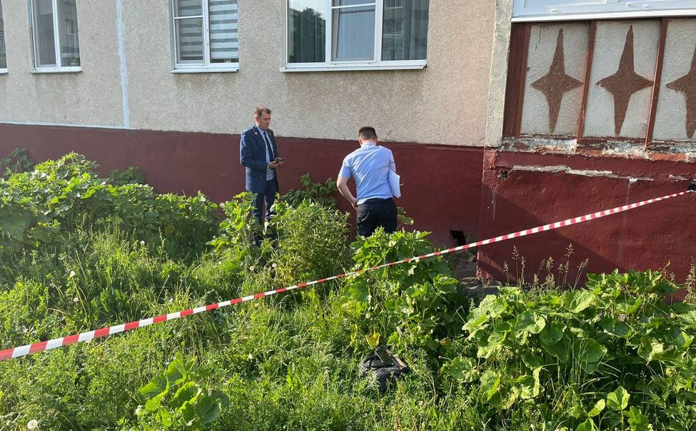 В Новочебоксарске 4-летняя девочка выпала из окна пятого этажа