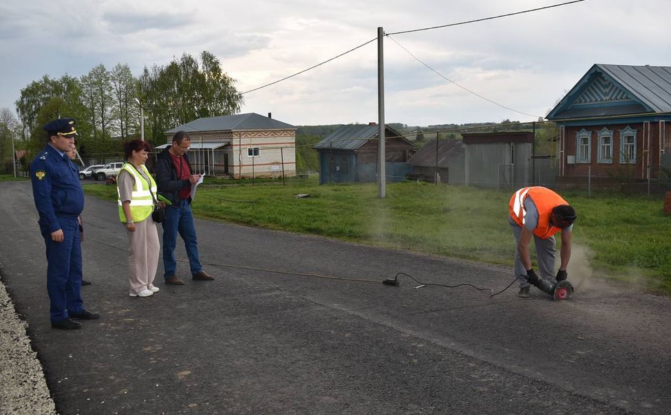 В Ядринском округе прокуратура выявила незаконную "экономию" на асфальте