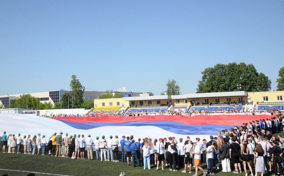 В столице Чувашии развернули самый большой в стране флаг России