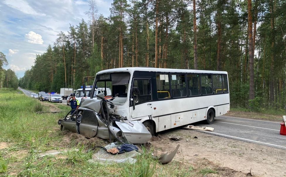 В Сосновке пассажирский автобус столкнулся с легковушкой. Погибли 3 человека