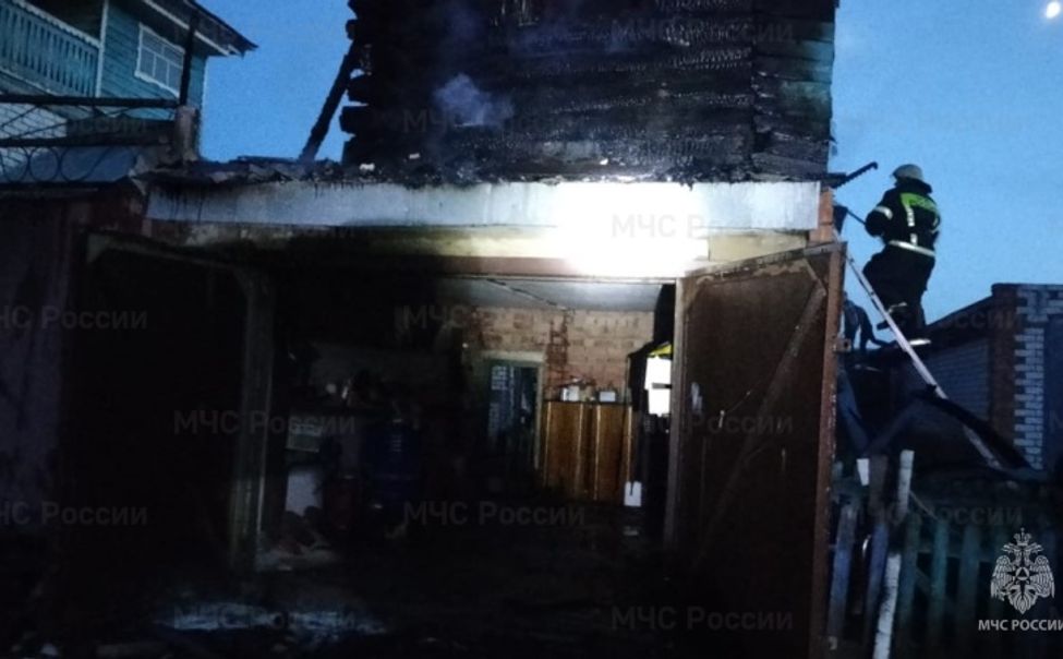 В Канашском округе сгорел летний дом и машина, находящаяся рядом с ним 