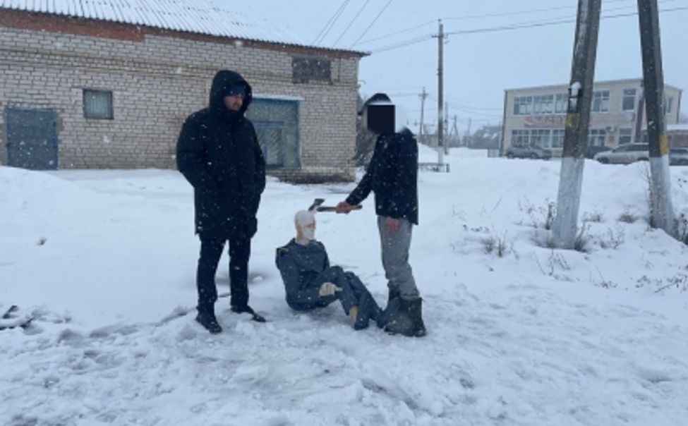 Житель Батыревского округа пытался убить знакомого топором