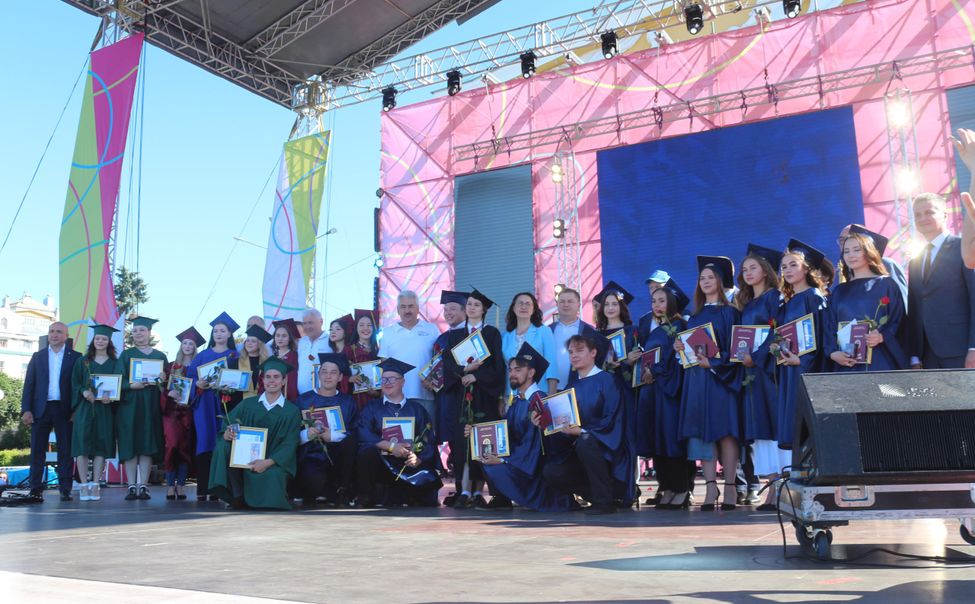 В рамках Дня молодёжи в Чебоксарах наградили 100 лучших выпускников столичных вузов
