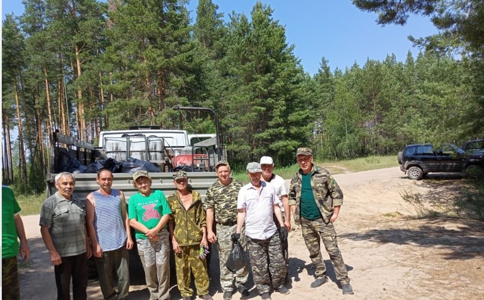 Лесные работники Чувашии организовали субботник на озере Изъяр